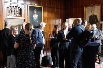Deltakerne ble tatt godt i mot i den historiske bygningen til den norske ambassadørens residens i London