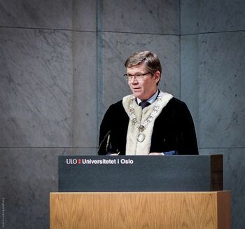 Rector Svein Stølen holds a welcome speech.