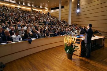 The auditorium was full when Yamanaka gave his talk&amp;#160;«A new era of medicine with pluripotent stem cells».