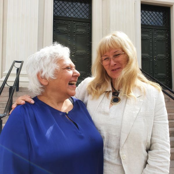 The former director at ISS Nita Kapoor and the new director at ISS Anne Cathrine Uteng da Silva outside the University of Oslo.