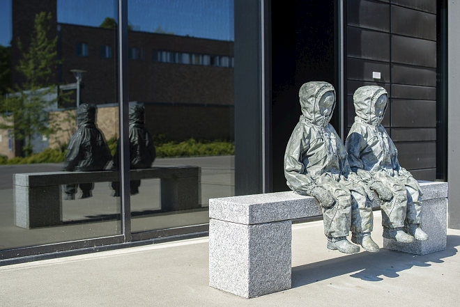 art at University of Oslo, sculpture of two childen on a bench