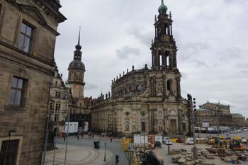 Hofkirche i Dresden med Semperoperaen bak til høyre
