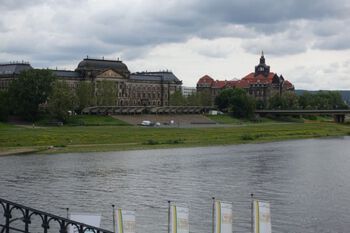 Utsikt over Elben med en av regjeringsbygningene