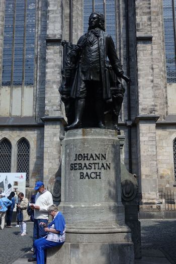 Statue av Johann Sebastian Bach foran Thomaskirche i Leipzig