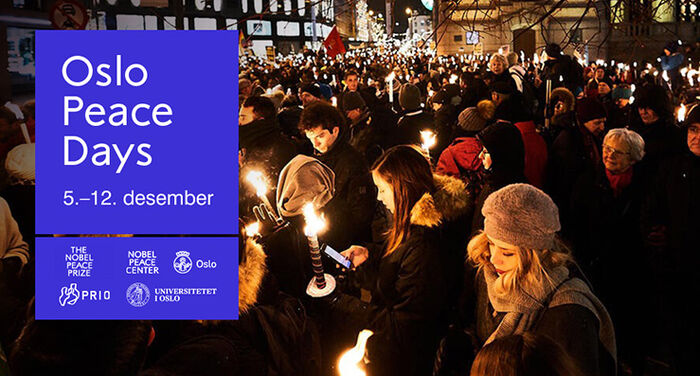 Foto av en demonstrasjon på kveldstid med blå tekstboks med " Oslo Peace Days, 5-12. desember. Logoer av de fem samarbeidspartnerne. 
