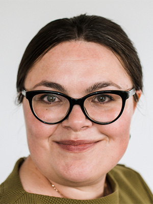 portrait of woman with glasses.