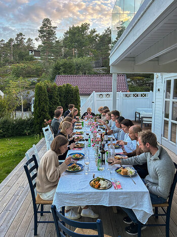 De ansatte spiste deilig middag da de kom frem til hytta. Foto: Margrethe Buskerud Christoffersen/UiO.