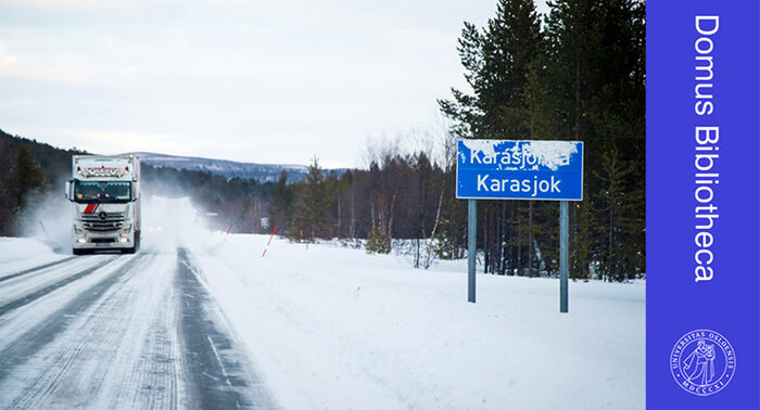 Lastebil, vinter, skilt: Karasjok (samisk og norsk).