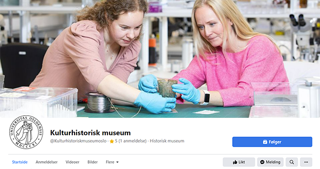 To damer jobber med en gjenstand på et laboratorium.