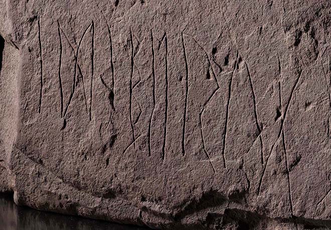 Nærbilder av runeinskripsjoner på en stein.