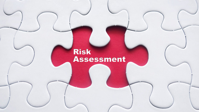 Illustrajon av puslespill hvor det står Risk assessment under en brikke på.