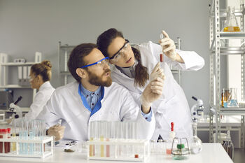 briller ,synsomsorg ,laboratorium ,forsker ,forsker.