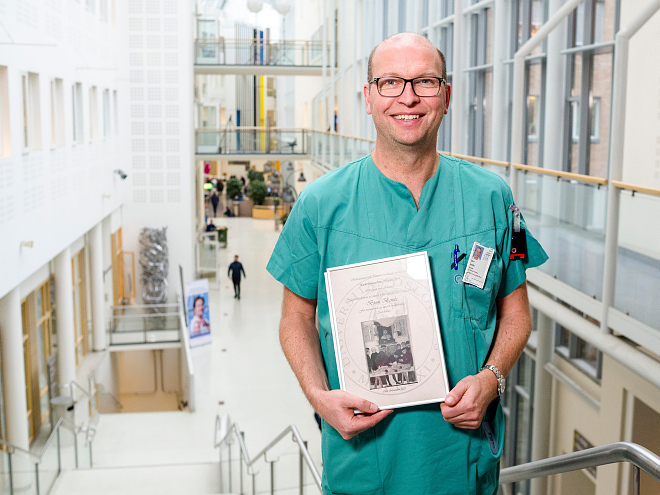 Portrett av kardiolog Bjørn Bendz med Undervisningsprisen i Glassgata på Rikshospitalet.