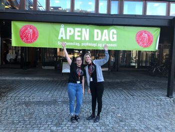 Maria Elise Dyvik og Ingvill Nygård Bojer på SV-info&amp;#160; stråler ov er at alt gikk på skinner på Åpen dag på SV.&amp;#160;