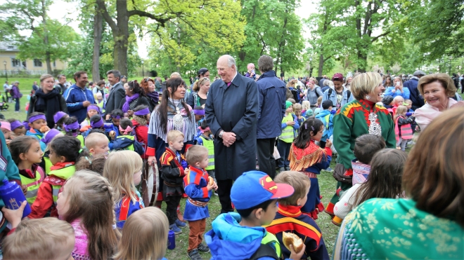 En ny generasjon urbane samer? : Kong Harald og dronning Sonja hilser på barnehagebarn under åpningen av Prinsesse Ingrid Alexandras Skulpturpark i Slottsparken 2019.  (Foto: NTB/ Scanpix)