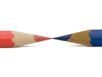 Rød og blå blyant lagt med spiss mot hverandre
