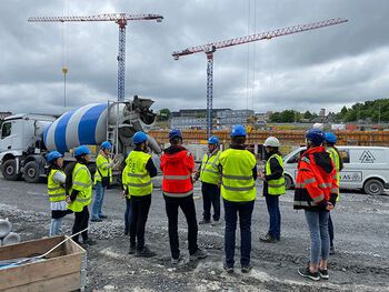 Det går med store mengder betong til et bygg på 97 000 m2. Prosjektsjef&amp;#160;Arne Surén og UiO-ansatte på omvisning.&amp;#160;