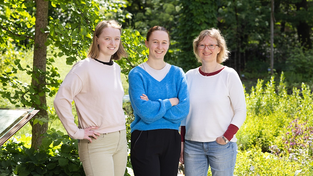 From left: Marie Kristine Kvendseth Rimstad, Maren Mansika and supervisor Ane Vollsnes.
