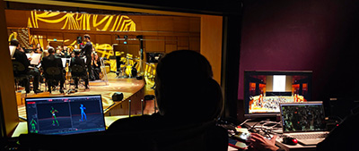 Bilde fra musikklab med musikere på en scene bak