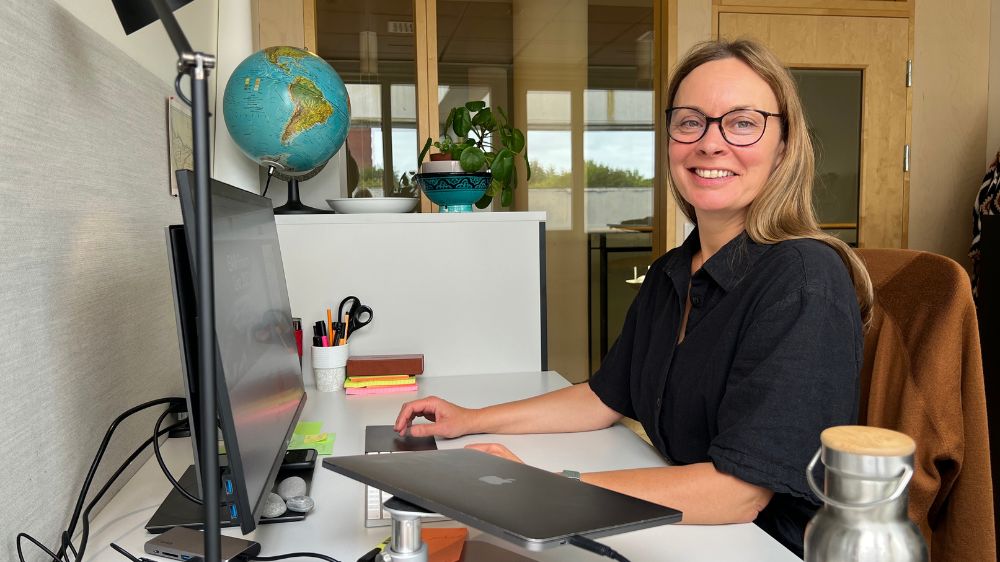 Ester Fremstad, forsker ved LINK senter sitter foran pc-skjerm på sitt kontor og er klar til å presentere sin foredrag på EAIR Forum 2023