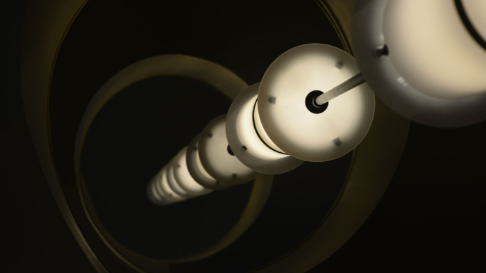 Et bilde av en spiral taklampe som viser ringvirkninger og lysspredning på en mørk bakgrunn