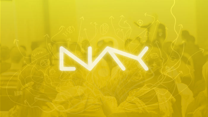LINK logo på grafisk bakgrunn av en undervisningssal