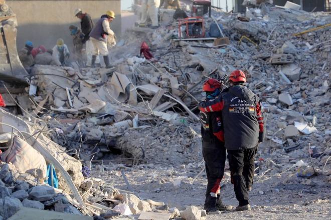 Jordskjelv i Tyrkia, redningsmannskaper trøster hverandre mellom sammenraste bygninger