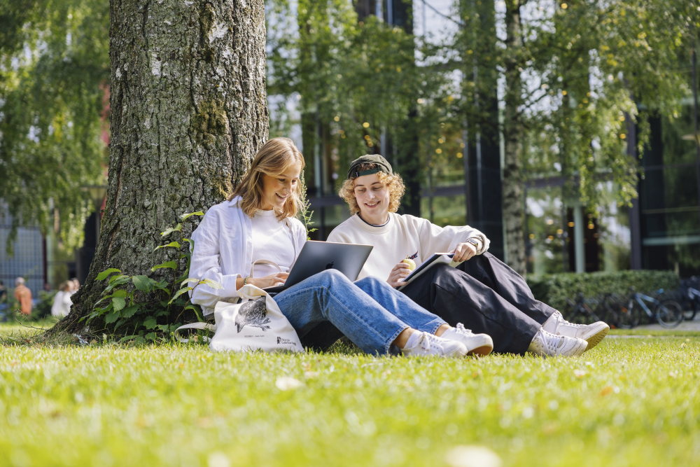 Bildet kan inneholde: smil, anlegg, mennesker i naturen, tre, lykkelig.