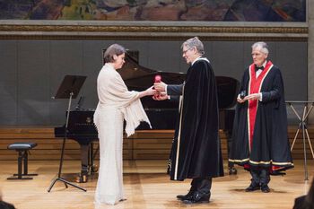 Rektor Svein Stølen overrekker prisen for yngre forskere 2021 til professor Barbara van Loon.