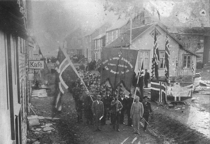 Bildet kan inneholde: historie, kjøretøy.