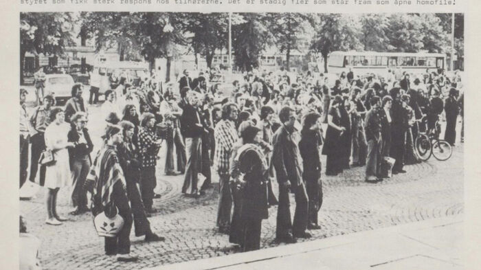 En folkemengde samlet på brosteinene utenfor Universitetsplassen i Oslo sentrum