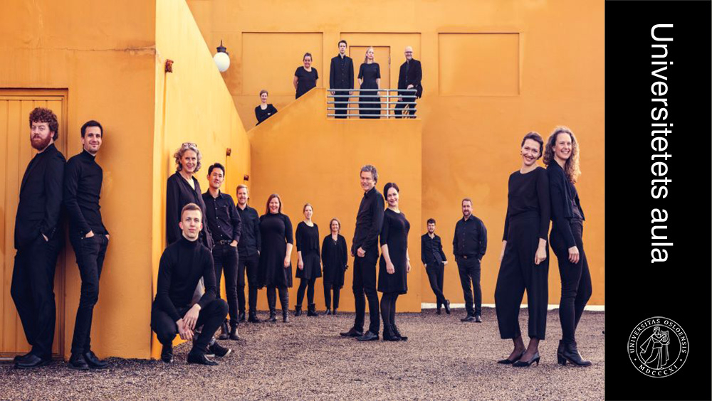 Folk i svarte klær stående foran en oransje bakgrunn