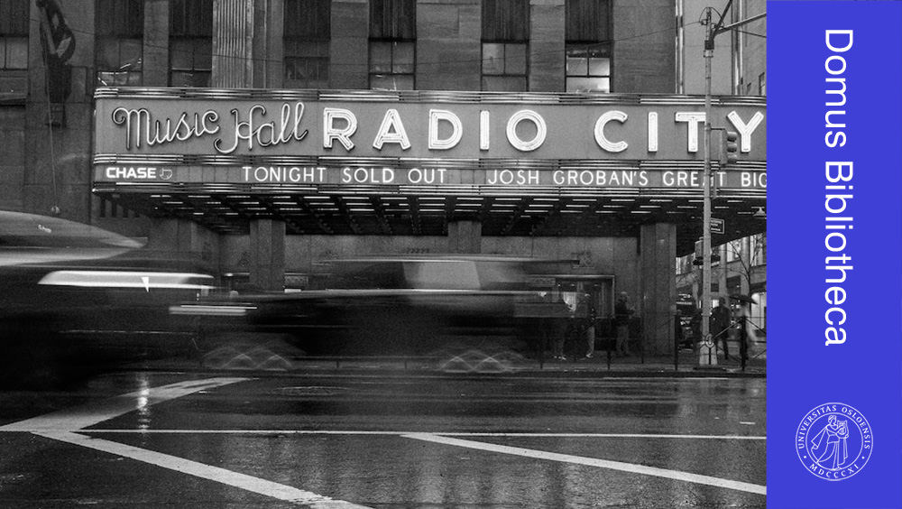Svart-hvitt-bilde av inngangen på Radio City i New York 