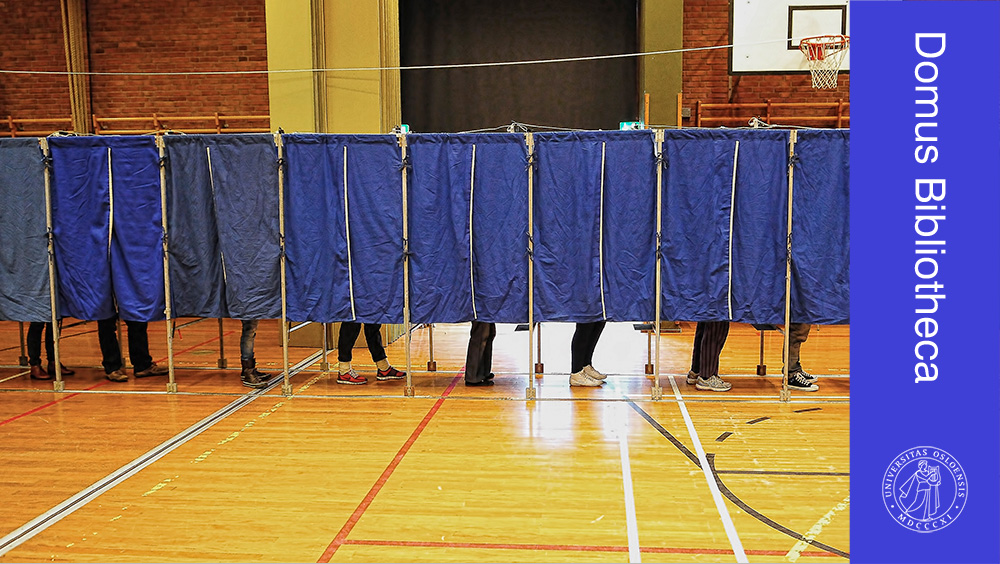 Rekke med mennesker som stemmer i en gymsal bak et blått forheng