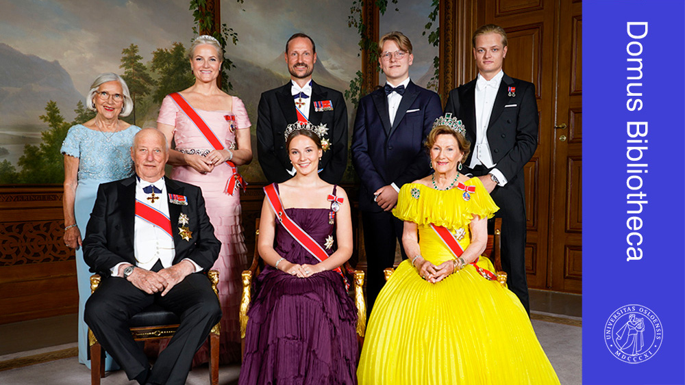 Fotografi av den norske kongefamilien. 8 personer i pentøy.