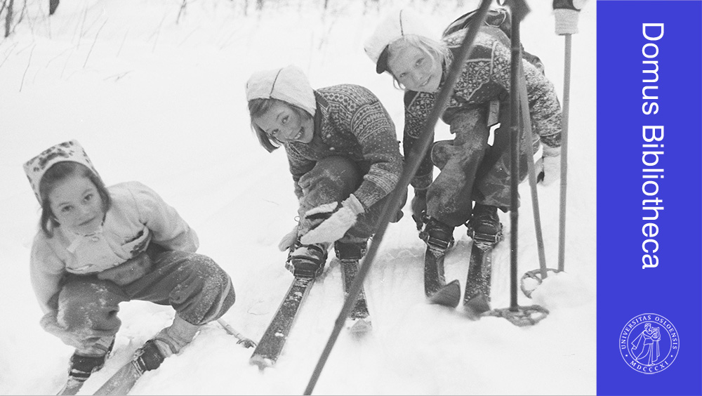 Gammelt bilde i svart-hvitt av tre unge jenter som står på ski