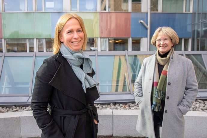Bildet viser Barneombud Inga Bejer Engh og Forsker Anne Rønneberg utenfor en byggning