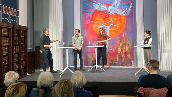 Bilde av Tom Julsrud, Preben Carlsen, Ulrikke Wethal og Anine Kierulf på scenen i Domus Bibliotheca. 