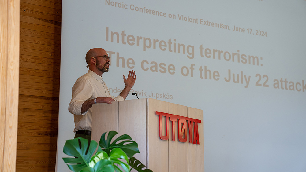 Anders Ravik Jupskås holder foredrag på Utøya
