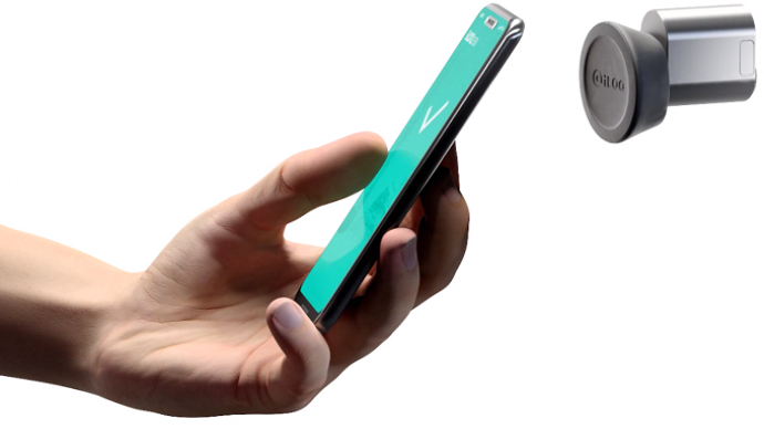 Bilde av hånd som holder en smartelefon mot den nøkkelfrie låsen ILOQ.