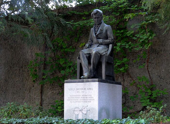 Skulpturen av Niels Henrik Abel er laga av Ingebrigt Vik (1867–1927) under mottoet &quot;Videnskap&quot;.
