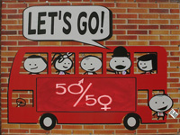 En rød buss med fem smilende personer og en snakkeboble som sier "Let's go". På bussens side står det "50-50" med symbolene for mann og dame.