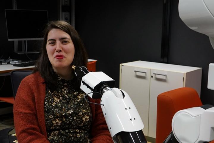Roboten har tatt på leppestift på forskeren.