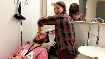 The RITMO hair saloon! PhD student Olga Asko is rinsing her colleague Kjell Andreas Oddekalv’s hair after an EEG experiment.