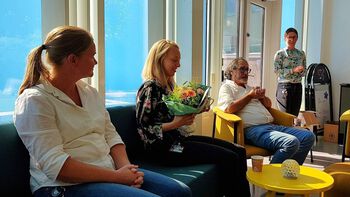 Head of Administration Anne Cathrine Wesnes thanks Nina Krogh after a temporary engagement in the RITMO administration.