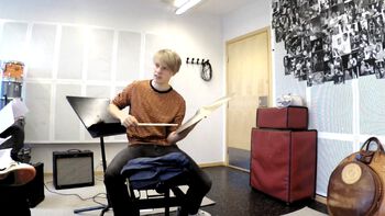 Drummer Ola Øverby from the band Fieh&amp;#160;demonstrates how early and laid-back timing can be accentuated by hitting the cymbal in different ways. Øverby was one of the jazz informants in the project.
