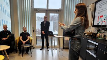 RITMO&#39;s research fellows take turns in leading various activities at the centre as part of our Career Development Programme. Here, postdoctoral fellow Bilge Serdar introduces guest speaker David Løberg Code during our internal, weekly Food &amp;#38; Paper lunch seminar.
