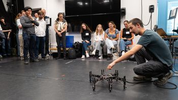 ERASMUS master&#39;s student Timothé Rivier demonstrates a hexapod robot that uses entrainment to synchronize its motion to sound. The robot was developed together with Marguerite Miallier as part of a summer internship at RITMO.