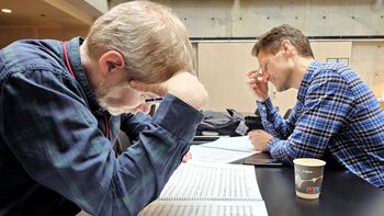 RITMO had commissioned a new piece for the experiment by composer and senior lecturer Bjørn Morten Christophersen. Here, he checks the score before a rehearsal with conductor Øyvind Bjorå.