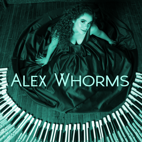 En kvinne i kjole med teksten "Alex Whorms". Foto.